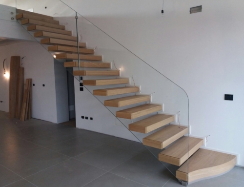 Scala sospesa con gradini in rovere